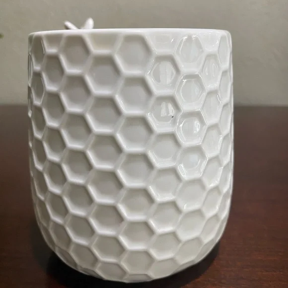 White Ceramic Mug with an Embossed Honeycomb Texture, Featuring BE GRATEFUL - Picture 4 of 7